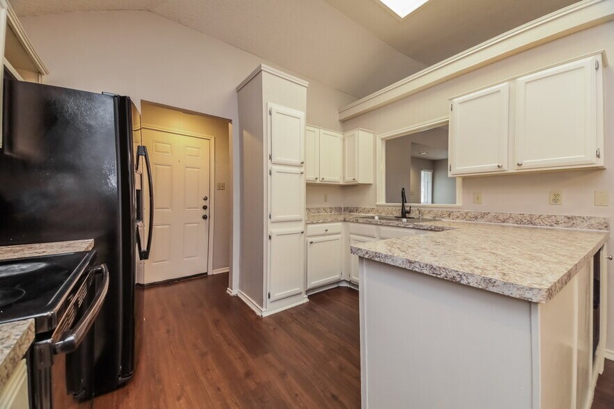 Building Photo - 9723 Pinehurst Ln