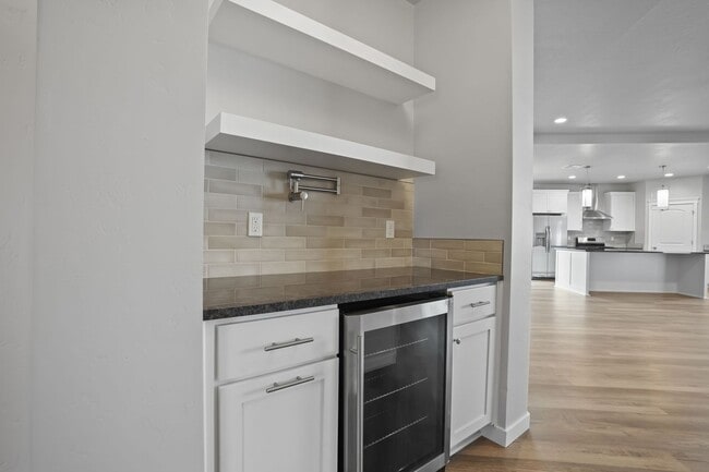 Building Photo - NEWER - BEAUTIFUL 3BD/2.5BA HOME + OFFICE or 4TH BEDROOM