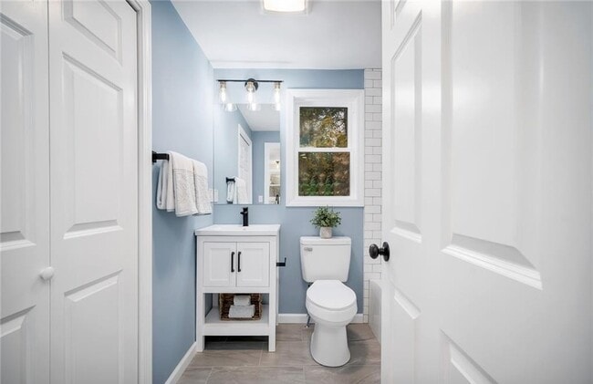 Building Photo - 346 Middlebury Rd