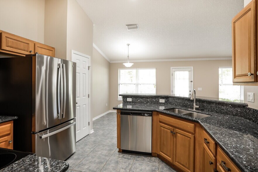 Building Photo - 3249 Silverado Cir