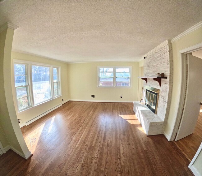 Building Photo - Beautiful 3 Bed 2 Bath Home Located In Greensboro