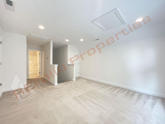 Building Photo - Beautiful 5 Bedroom End Unit Townhouse wit...