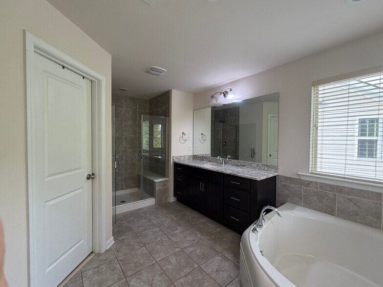 Building Photo - 220 Concordia Woods Dr