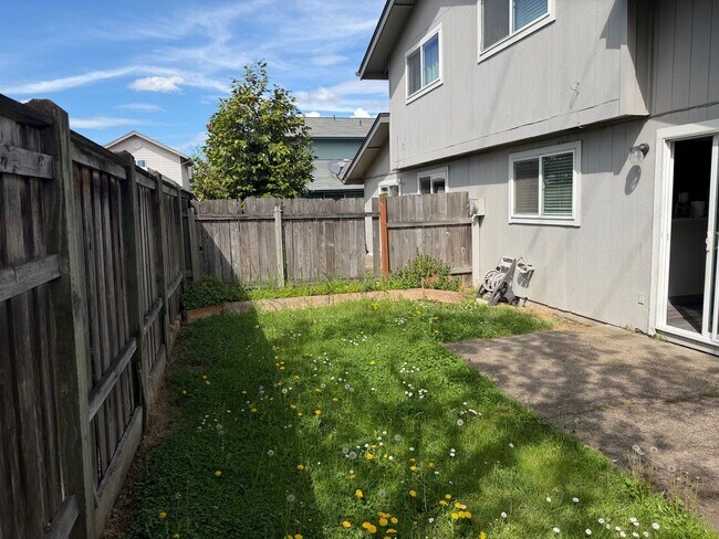 Building Photo - Updated 2 bedroom 1.5 bathroom duplex!