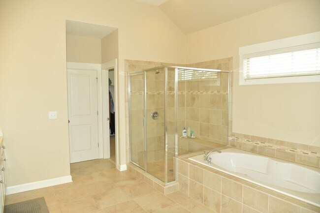 Building Photo - Beautiful, Spacious 4 bedroom 3 bath home ...