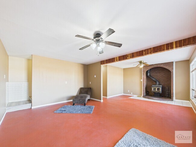 Building Photo - Single Family Home minutes from Los Alamos...