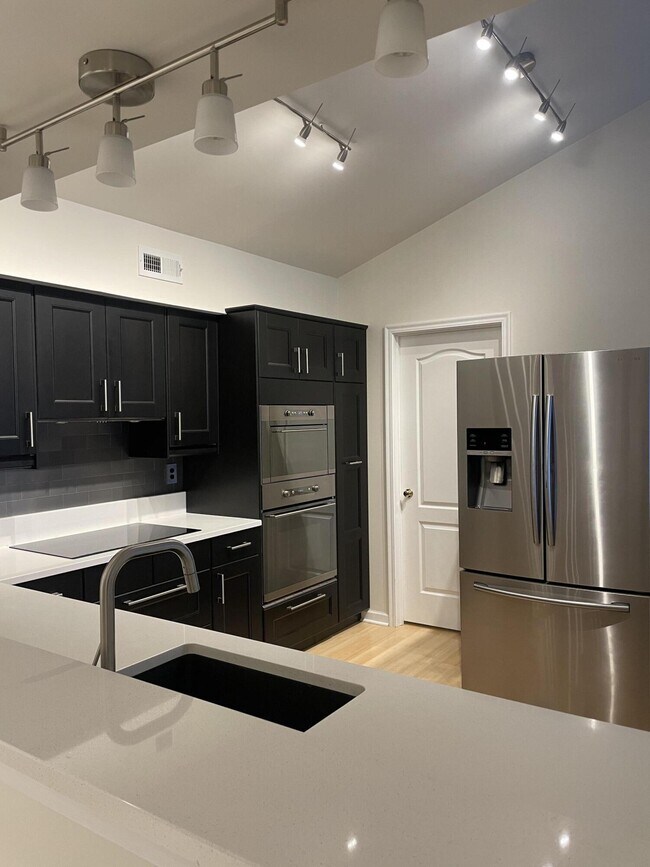 Building Photo - 2460 Fountain Pl