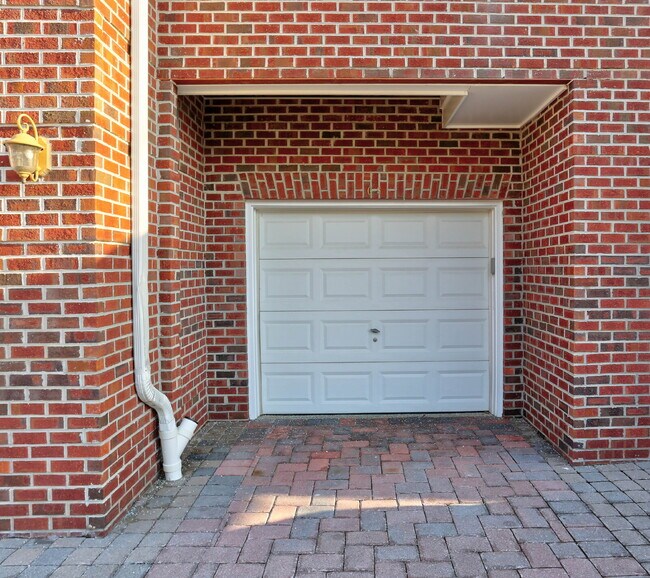 Building Photo - 2BD/2BA Fabulous River Hill Condo