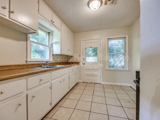 Building Photo - 3304 SE 19th St