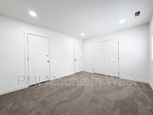 Building Photo - 985 Horsley Cir