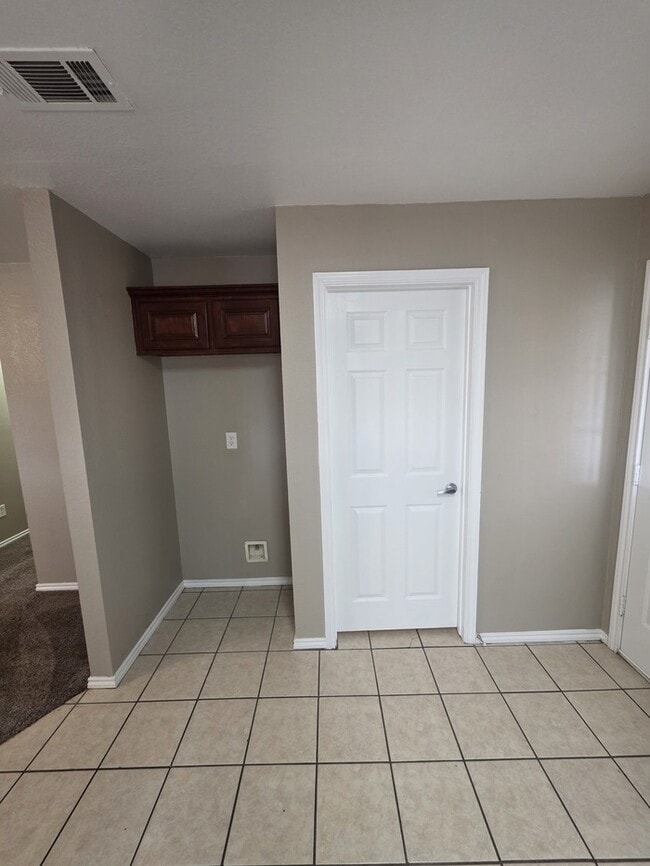 Building Photo - 3 bed 2 bath home