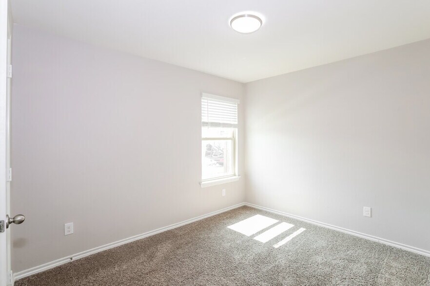Building Photo - 980 Alton Dr