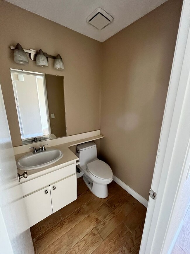 Building Photo - Spacious 3-Bedroom Townhome in Beautiful O...