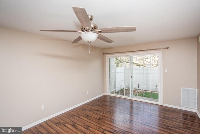 Building Photo - 10014 Beacon Hill Dr