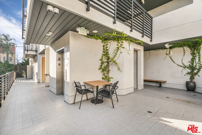 Building Photo - 2000 Beachwood Dr