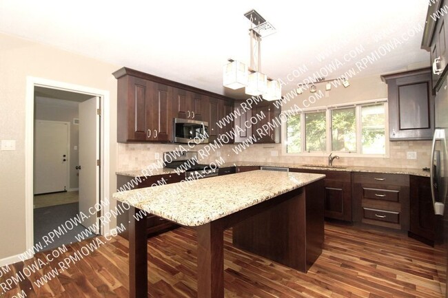 Building Photo - OVER 3000 SQ FT!!!  3 Bedroom, 3.5 Bath Ho...