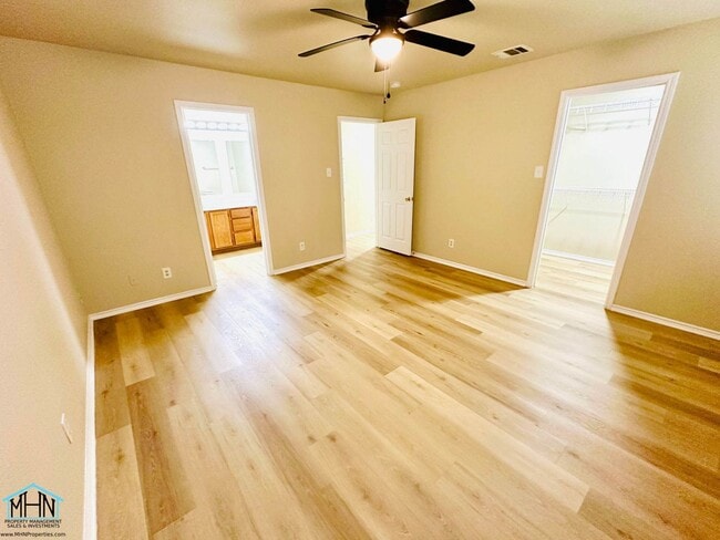 Building Photo - Big & Beautiful 5 bed/3.5 bath 2 Story home that's conveniently located to Randolph AFB