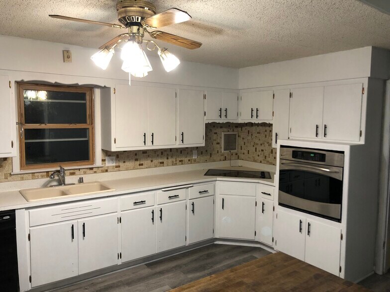 Kitchen - N136W14329 Bonniwell Rd