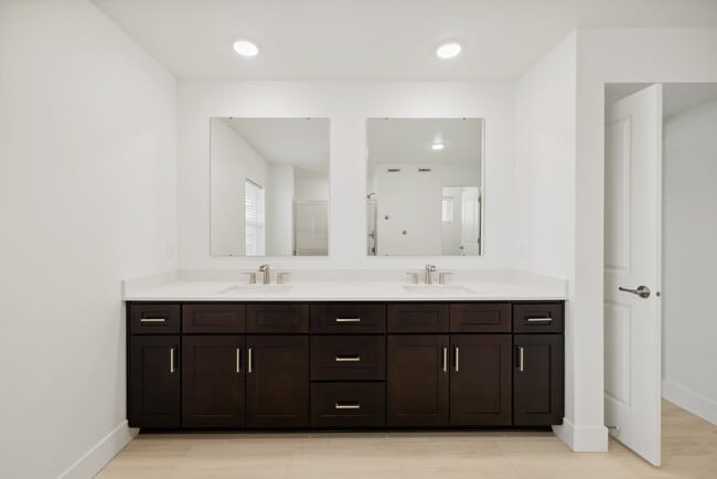 Building Photo - Move-In Ready Elegance - 4 Bedrooms! Pet Friendly!