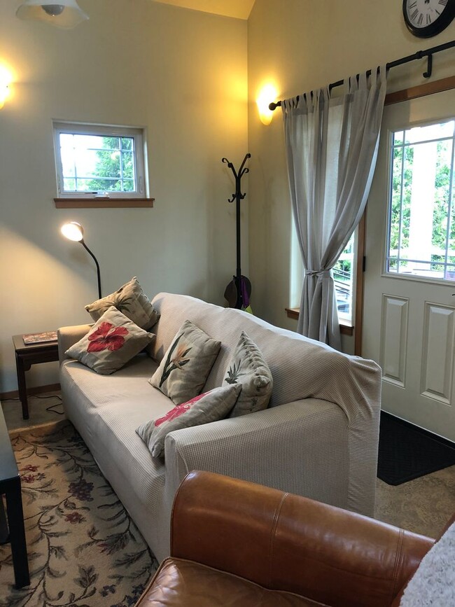 Building Photo - ***PENDING APPLICATION***Location! Location! Your fully furnished Cairn Cottage is located in Cou...