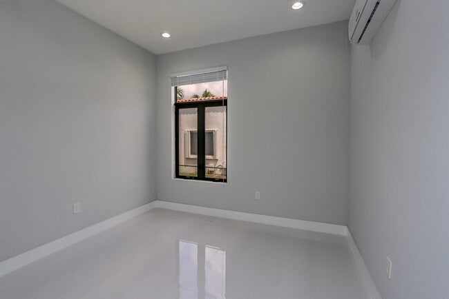 Building Photo - 5126 SW 57th Ave