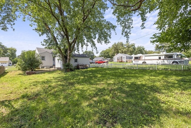 Building Photo - Cozy 3-Bedroom Ranch with Garage in Charmi...