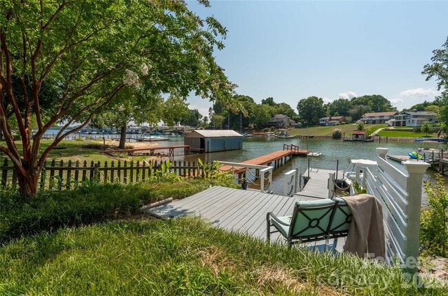 Building Photo - 108 Surfside Rd