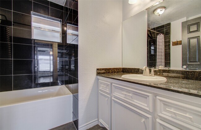 Building Photo - 5319 Bell St