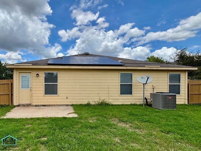Building Photo - Your Perfect Retreat Awaits! A Charming 3-...
