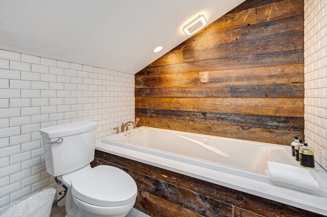 Building Photo - 1519 W Superior St