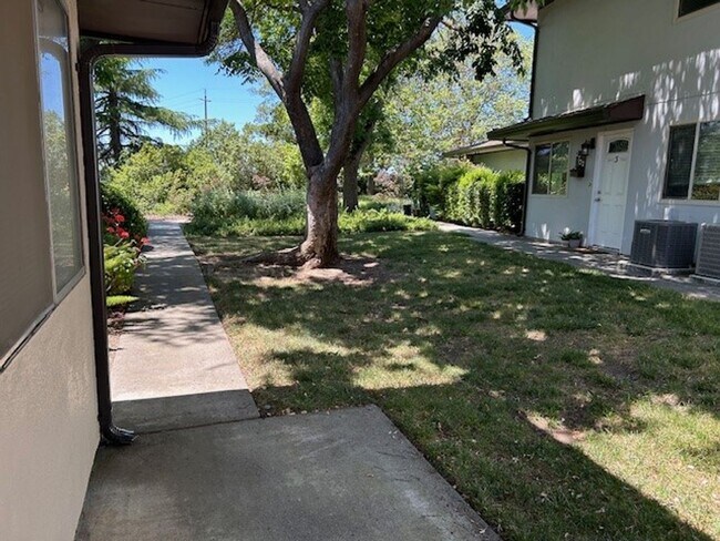 Building Photo - Remodeled Davis Townhouse