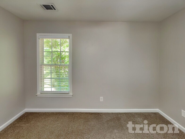 Building Photo - 1013 Chatsworth Ln