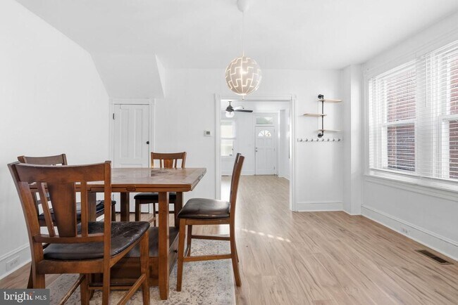 Building Photo - 211 E Poplar St