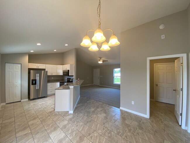 Building Photo - Desirable SE Ocala Neighborhood 3/2/2 *WON...