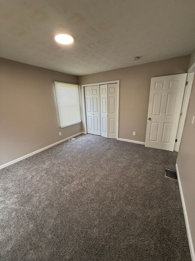 Building Photo - Charming 3-Bedroom Property in Prime Location