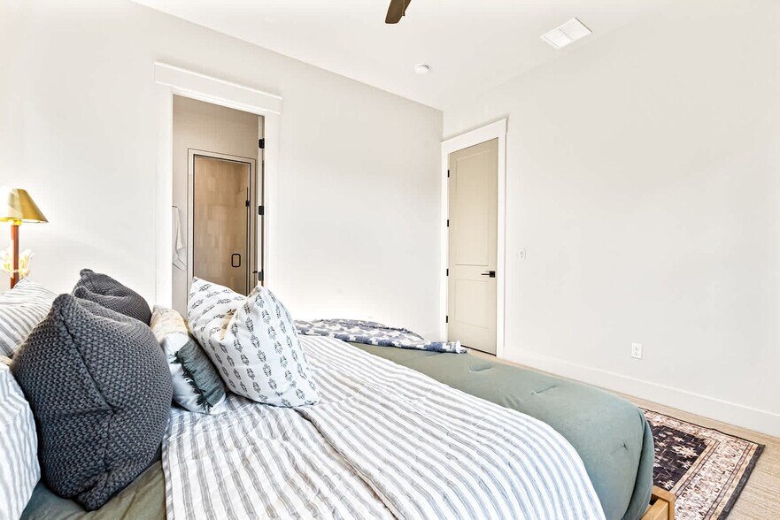 Building Photo - 6389 W Bluebird Ln