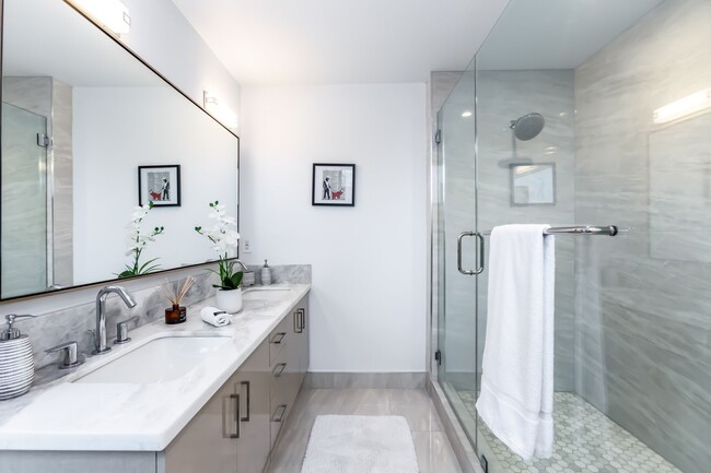 Building Photo - Stunning home in Studio City!