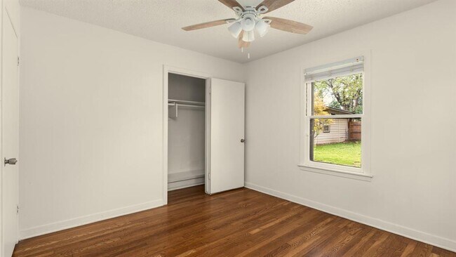 Building Photo - 206 E Skyview Rd