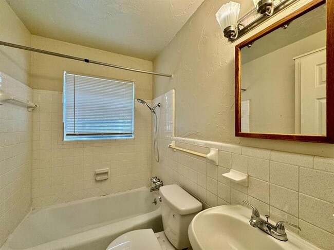 Building Photo - 528 N Baumann Ave