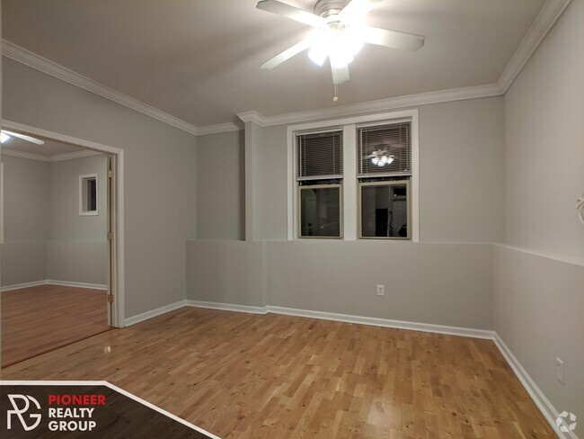 Building Photo - 540 W Surf St