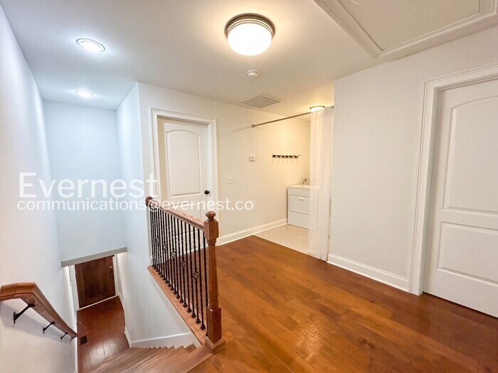 Building Photo - 4409B Providence Heights