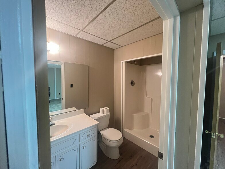 Building Photo - 605 Redstone Dr