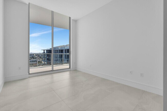 Building Photo - 220 Lake Shore Dr