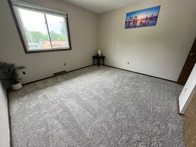 Building Photo - 3 bed, 1.5 bath duplex for rent in Cedar Falls