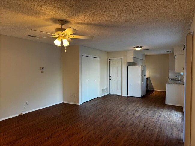 Building Photo - 1006 Warrington Dr