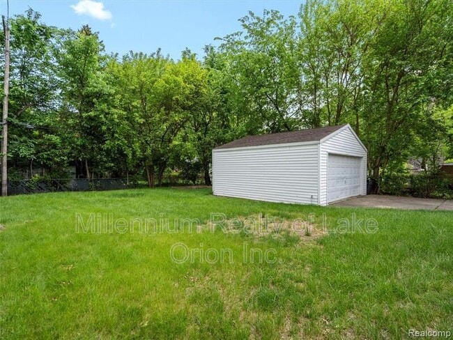 Building Photo - 24034 Meadowlark St