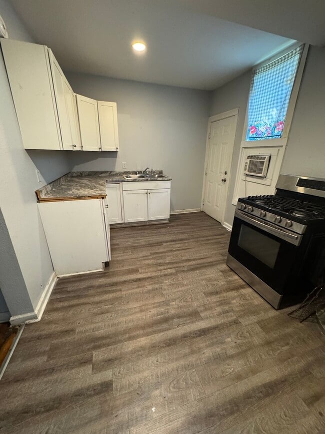 Building Photo - Highland 2 Bedroom Apartment