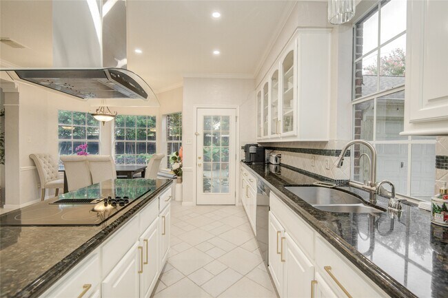 Building Photo - 3902 Lyndhurst Pl