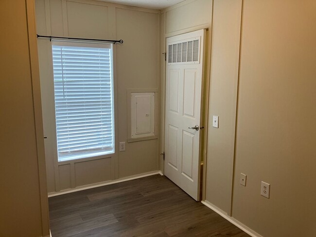Building Photo - Single wide trailer on block foundation - ...