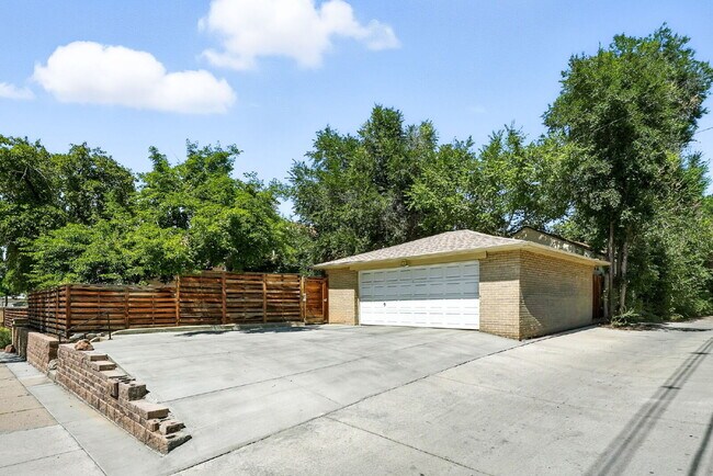 Building Photo - Great Property in the DU area!